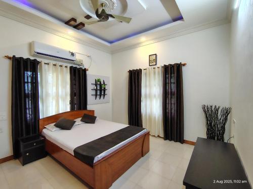 Postel nebo postele na pokoji v ubytování Kinaara Homestay Where The Coast Feels Like Home