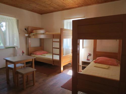 Двухъярусная кровать или двухъярусные кровати в номере HI Hostel Veli Losinj