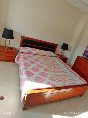 ein Schlafzimmer mit einem Bett mit zwei Nachttischen und zwei Lampen in der Unterkunft 2 Soul Appart in Dresden