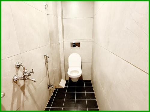 - Baño con aseo en una cabina en HOTEL Shiv P Near Shri Mahakaleshwar Jyotirlinga Temple - Railway Station Ujjain - Fully Air conditioned - Free Wifi and Parking Facilities, en Ujjain