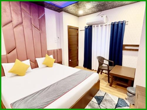 Un dormitorio con una cama, un escritorio y una mesa. en HOTEL Shiv P Near Shri Mahakaleshwar Jyotirlinga Temple - Railway Station Ujjain - Fully Air conditioned - Free Wifi and Parking Facilities, en Ujjain