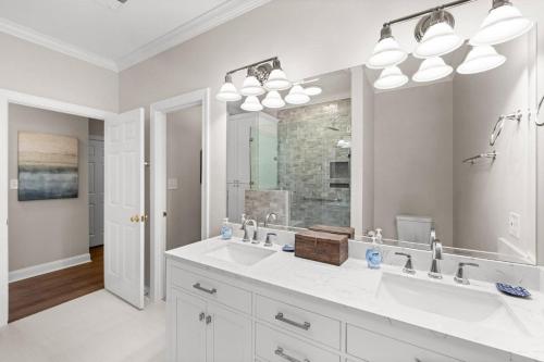 Et badeværelse på 3 Bedroom Golf and Beach Getway