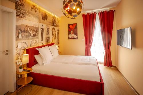 een slaapkamer met een groot bed met rode gordijnen bij Studio 68 Proche Basel Home Cinéma & Confort in Saint-Louis