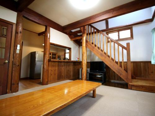 猪苗代町Cottage All Resort Service / Vacation STAY 8419的一间带木凳和楼梯的客厅
