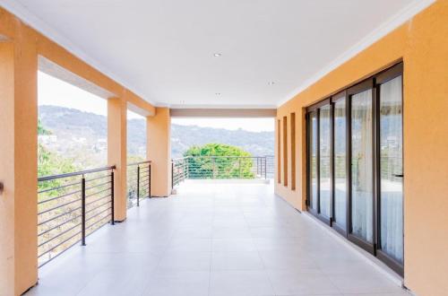 einem leeren Flur eines Gebäudes mit Balkon in der Unterkunft Tindlovu GuestT House in Nelspruit