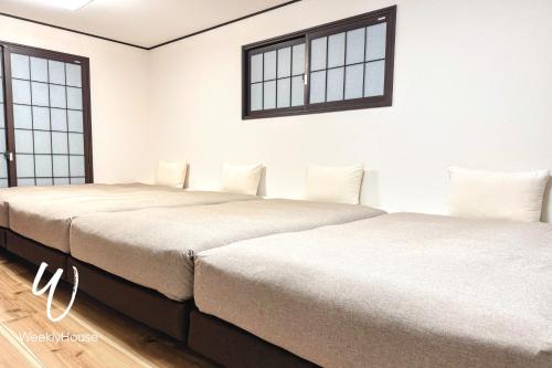 Ένα ή περισσότερα κρεβάτια σε δωμάτιο στο WeeklyHouse BiwakoOtsu