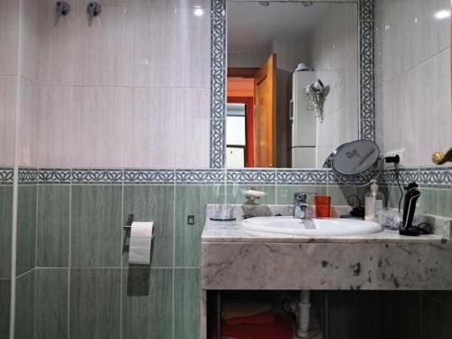 een badkamer met een wastafel en een spiegel bij Superb Location! in Plettenbergbaai