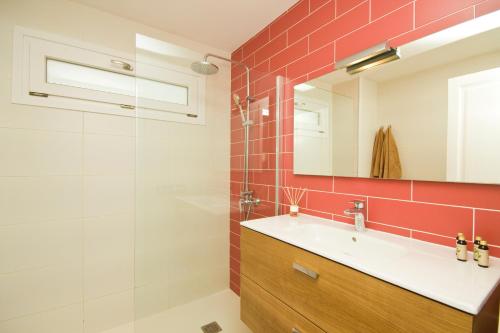 un bagno con lavandino e specchio di Casa Victoria - By AZ Rentals a Playa Honda