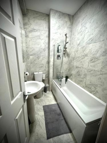 Et badeværelse på Cozy Catherdral View