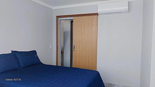 En eller flere senge i et værelse på Lindo Apartamento Beira Mar 20mts da praia 3quartos