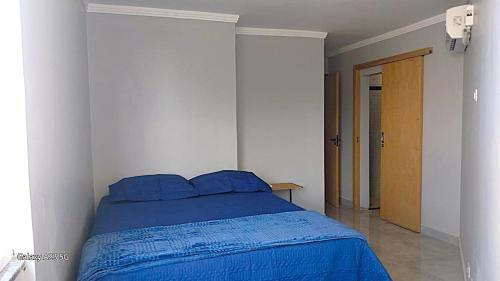 En eller flere senge i et værelse på Lindo Apartamento Beira Mar 20mts da praia 3quartos