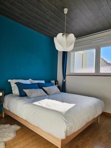 Ένα ή περισσότερα κρεβάτια σε δωμάτιο στο Le nid d'Aigle, confort, proche centre ville