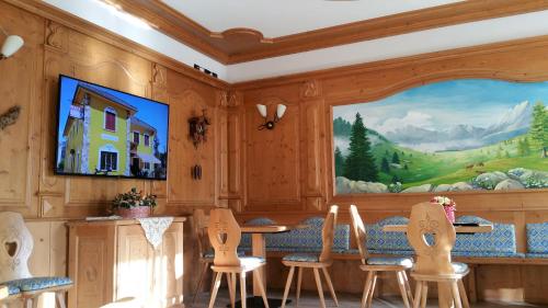 TV a/nebo společenská místnost v ubytování Hotel Stelvio