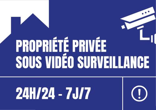 a sign that reads corporate privilege versus video surveillance at Appartement de luxe à khouribga in Khouribga