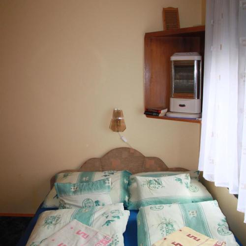 En eller flere senge i et værelse på Kovács Nyaraló