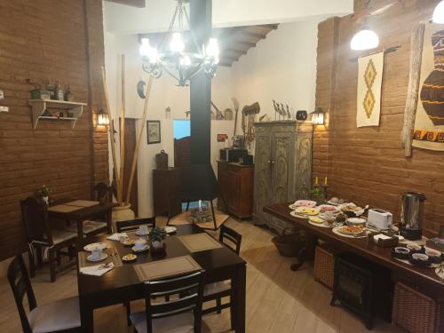 El Descanso Cafayate في كفايات: غرفة طعام مع طاولات وكراسي في غرفة