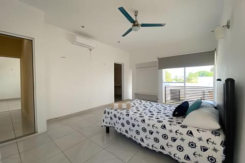 a bedroom with a bed and a ceiling fan at Villa del Mar, un espacio funcional y bien ubicado in Progreso