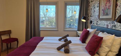 um quarto com uma cama grande com travesseiros vermelhos e brancos em Slitebadens Annex em Slite