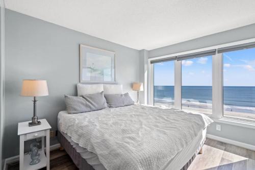 ein Schlafzimmer mit einem Bett und Meerblick in der Unterkunft Atlantic Dunes Resort Unit 502 with Direct Oceanfront Balcony in Myrtle Beach