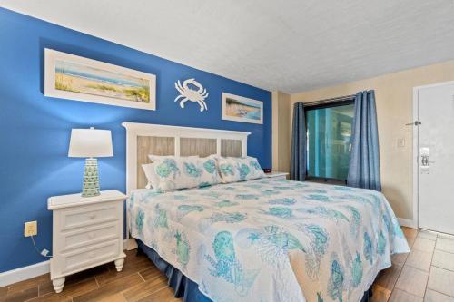 En eller flere senge i et værelse på Monterey Bay Suites Resort Unit 523 with Direct Oceanfront Balcony