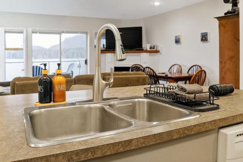 Una cocina o cocineta en The Landing- Your Downtown Waterfront Oasis