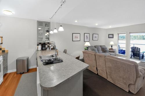 Una cocina o cocineta en The Landing- Your Downtown Waterfront Oasis