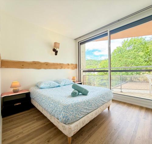una camera da letto con un letto e una grande finestra di Pause détente vue montagnes a Seyssinet-Pariset