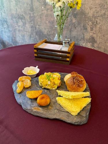 メデジンにあるHotel Ortega la 33のテーブルの上に食べ物の皿が置かれたテーブル