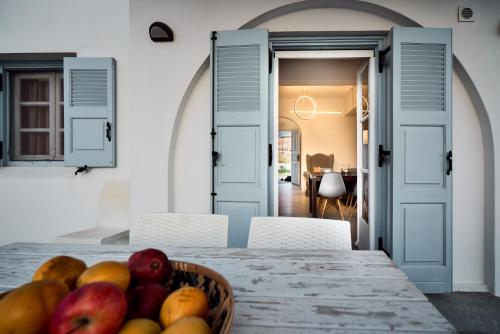 Diamantis Kitesurf Residencies في ميكري فيغلا: سلة من الفواكه على طاولة في الغرفة