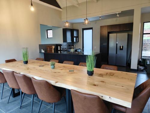 Кухня или мини-кухня в Shalom Mountain & Fly-Fishing Lodge
