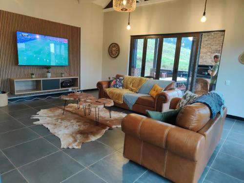 Телевизор и/или развлекательный центр в Shalom Mountain & Fly-Fishing Lodge