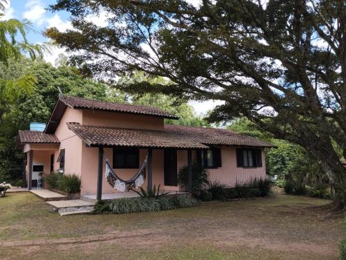 een huis met een hangmat ervoor bij Sítio Herman Natureza Viva in Rolante