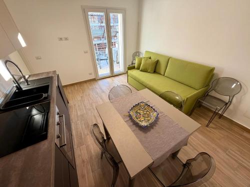 布罗洛Gio's House的客厅里有一张绿色的沙发和一张桌子