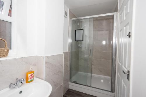 ein Badezimmer mit Dusche und Waschbecken in der Unterkunft Home from Home in Leicester