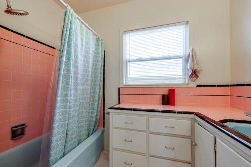 Phòng tắm tại Hot Tub, Patio and Outdoor Games at Visalia Home