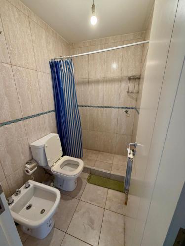 a bathroom with a toilet and a sink at Departamento en el corazón de Villa Carlos Paz in Villa Carlos Paz