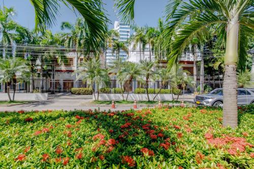 a palm tree in front of a building at Habitación doble baño privado cerca al mar y bahia in Cartagena de Indias