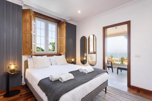 Un dormitorio con una cama grande con dos toallas encima. en Zafiro Piscina Climatizada Jacuzzi Barbacoa Vistas al mar, en La Orotava