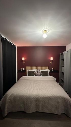 Un pat sau paturi într-o cameră la Charming and Cosy Place 2 rooms 3 beds