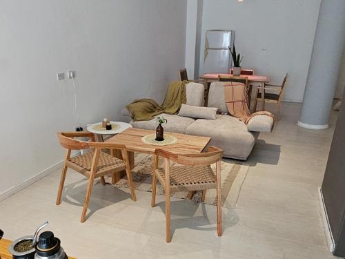 una sala de estar con una mesa y un sofá en PARANA Parque y CPC, en Paraná