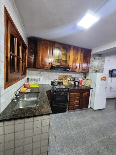 eine Küche mit Spüle und Herd in der Unterkunft Casa Sta RoCa in Santa Clara del Mar