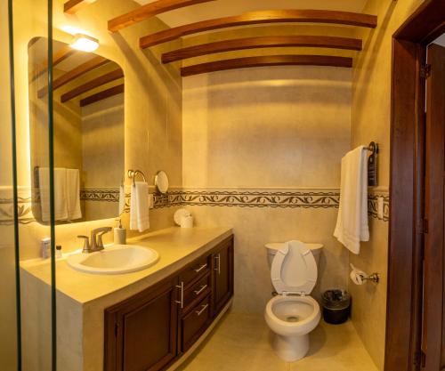 un bagno con lavandino e WC di Casa San José a Coatepec