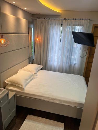 a bed in a room with a window at Centro de união da vitória in União da Vitória