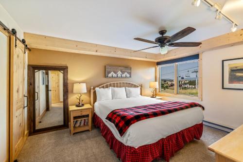 En eller flere senge i et værelse på Bear Claw 104 - Ski-in Ski-out Condo!