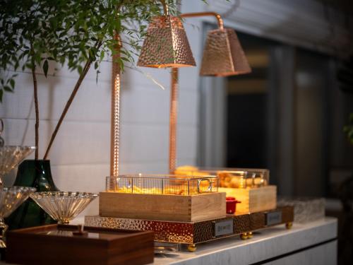 a table with two lamps on top of a table at Holiday Inn Yiwu Center by IHG in Yiwu