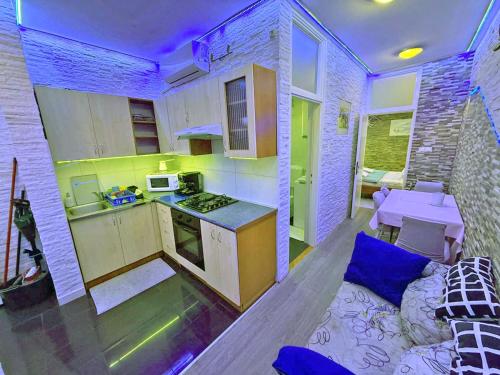 宁Apartments Dali的一间小厨房,内配沙发