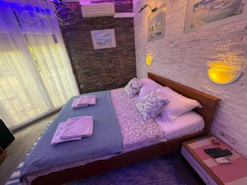 宁Apartments Dali的卧室里有一张床，床单和枕头都是紫色的