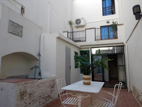 En balkon eller terrasse på Charming traditional family townhouse in Calella