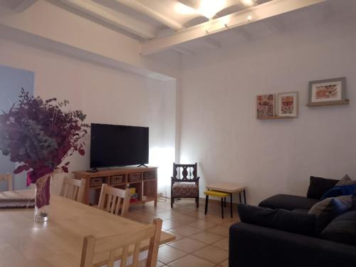 Et tv og/eller underholdning på Charming traditional family townhouse in Calella