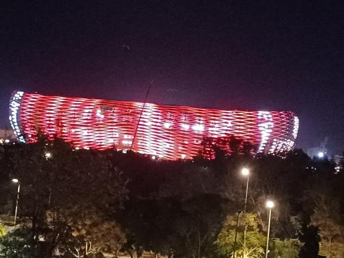 Un edificio iluminado con luces rojas por la noche en Spacieux et familial à 2 minutes à pied du stade de football de RABAT, en Rabat